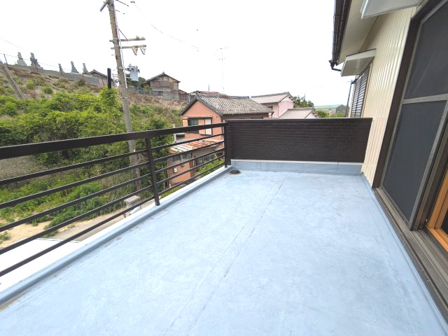常滑市山方町5丁目　中古戸建のバルコニー|2階バルコニー！！大型のバルコニーは遮るものがなく、日差しがよく差し込みます。家族の洗濯物がまとめて干せるのも魅力の一つです。