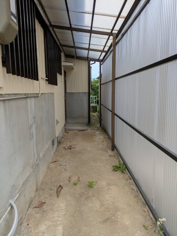 常滑市山方町5丁目　中古戸建のその他|勝手口から出た洗濯物を干せるランドリースペースです！！雨風をしのげる屋根付きなので、お出かけ中の急な雨でも安心です！！