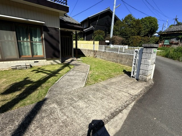 常滑市山方町5丁目　中古戸建の駐車場|庭兼駐車場！！建物前のスペースに駐車2台はできる区画となっております。
駐車スペースは1台しか必要ない方には、お庭として家庭菜園やお子様の遊び場としても活用しそうです！！