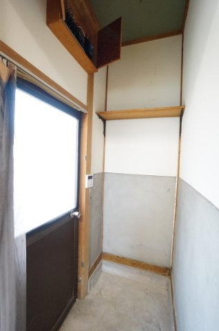 常滑市山方町5丁目　中古戸建の設備|キッチン横の勝手口は、1階のランドリースペースに繋がります。