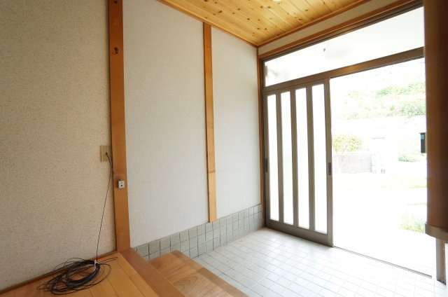 常滑市山方町5丁目　中古戸建の玄関|居住者の帰り、訪れる方を優しく迎え、やすらぎに満ちた生活空間を予感させる。健やかな暮らしを楽しめそう。
昔ながらの作りの良いところである広々玄関で快適空間！！