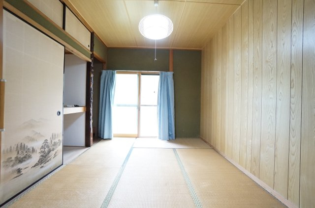 常滑市山方町5丁目　中古戸建の和室|2階6帖和室。採光もアクセントの一つとして。プライベートルームにはやさしい光が射し込んでいて、この明るい好みの空間で読書をしたり、音楽を聞いたりと一人の時間も充実したものにできます。