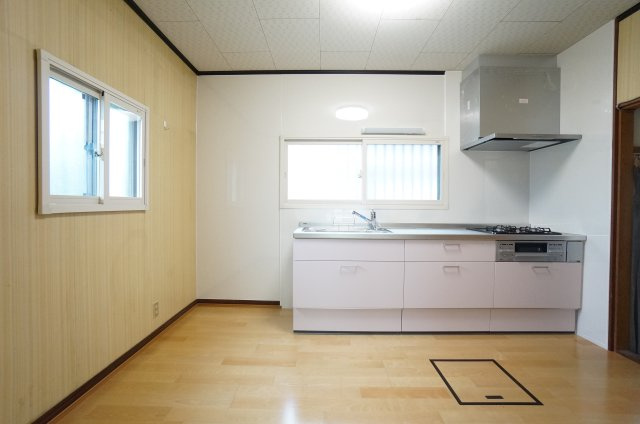 常滑市山方町5丁目　中古戸建のキッチン|システムキッチンと換気扇は新品に交換済♪インテリアに馴染む、白のキッチンを採用しました。お料理の配膳や片付けがしやすい配置で、家族みんなが自然とお手伝いできる間取りです。