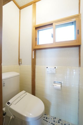 常滑市山方町5丁目　中古戸建のトイレ|温水洗浄機能付きトイレ！！いつまでも清潔な空間で保ちたいトイレ空間。毎日の生活を快適にお過ごし頂ける、落ち着いた雰囲気です。