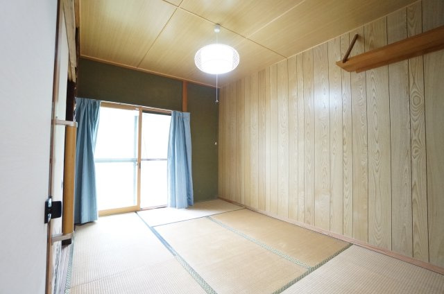 常滑市山方町5丁目　中古戸建の和室|南道路に面した立地は、窓から差し込む日差しで明るい空間が魅力です。ゆっくりと、くつろぎの時間をお過ごしください。
