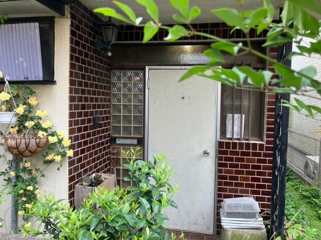 【外観】 | 現地に行くなら、物件の周囲の地形がどうなっているかを見ることも大切です。周辺より低くなっている土地では、大雨などで水が集まりやすいため、地盤が弱くなっているということも考えられるため、注意が必要です。