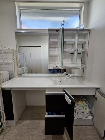 野田市五木新町　中古戸建　令和5年築の独立洗面台|特注仕様のため、収納場所も多く、使い勝手が良し。タッチレス水栓なので手をかざすだけで水が流れ、とても快適です。壁面にも収納場所が施され、中にはコンセントも設置あります。