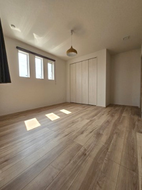 野田市五木新町　中古戸建　令和5年築の寝室|おしゃれな飾り窓も多数あり、日当りも良好です！