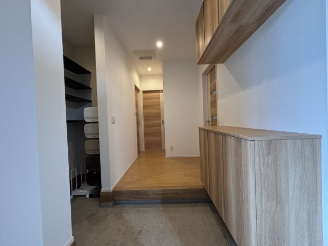 野田市五木新町　中古戸建　令和5年築の玄関|玄関にはSICがあるのでスッキリと片付きます♪靴以外にも屋外ホースやガーデニングセットなどもしまえて便利です！