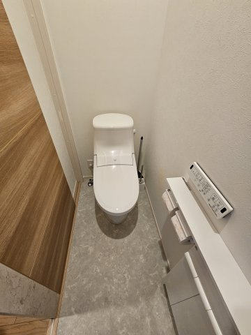 野田市五木新町　中古戸建　令和5年築のトイレ|タンクが目立たないトイレですっきりとしたデザインです。
築年数が浅く綺麗に使用されています。