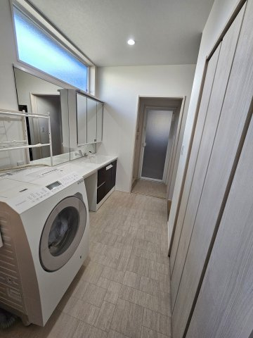 野田市五木新町　中古戸建　令和5年築のランドリースペース|広々とした洗面所のため、快適に使用することができます。