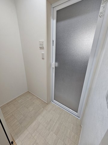 野田市五木新町　中古戸建　令和5年築の脱衣所|脱衣を不便なく行えるスペースがあり、サニタリーラックも設置することができます。引き戸となっているため、開閉時に場所をとることはありません。