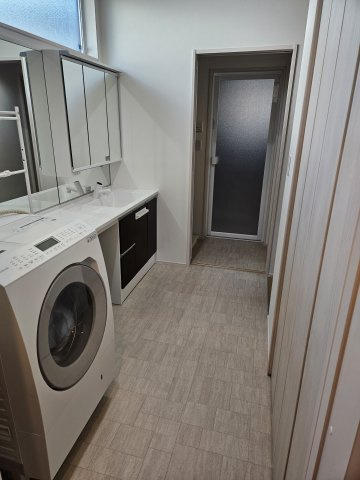 野田市五木新町　中古戸建　令和5年築の脱衣所|脱衣所は特注仕様のため、収納場所も多く、使い勝手が良いです。