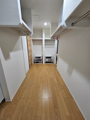 野田市五木新町　中古戸建　令和5年築の収納|家族で使用できる大きなウォークインクローゼット。
枕棚が5箇所ある広々としています。