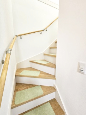 野田市五木新町　中古戸建　令和5年築の内装|センサーライトになっているため、電気スイッチの操作なく、昇り降りできます。