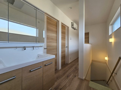 野田市五木新町　中古戸建　令和5年築の設備|2階踊り場・ワイドな洗面台です♪