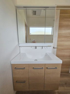 野田市五木新町　中古戸建　令和5年築の独立洗面台|2F洗面台にも収納場所が施されており、コンセントも設置されております。