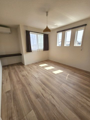 野田市五木新町　中古戸建　令和5年築の洋室|部屋には、台が設置されており、机や飾り棚としても活用できます。
また、コンセントを通せる穴もあるため、机上で家電を使用することもできます(*^^*)