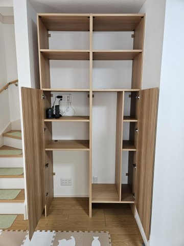 野田市五木新町　中古戸建　令和5年築の収納|掃除用具や書類関係を人の目に触れず、収納することができます！
コンセントも十分完備されているため、充電しながらの管理も可能です。
また、下部のスペースはルンバ基地としても使用出来る設計となっております
