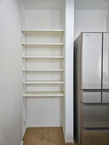 野田市五木新町　中古戸建　令和5年築のその他|キッチン側にあり、キッチン作業に必要なものを保管することで、無駄な動作が生じずに、スムーズに作業することが可能。また、可動棚になっていて、自由に高さ調節が可能です。使い勝手が良いパントリーです