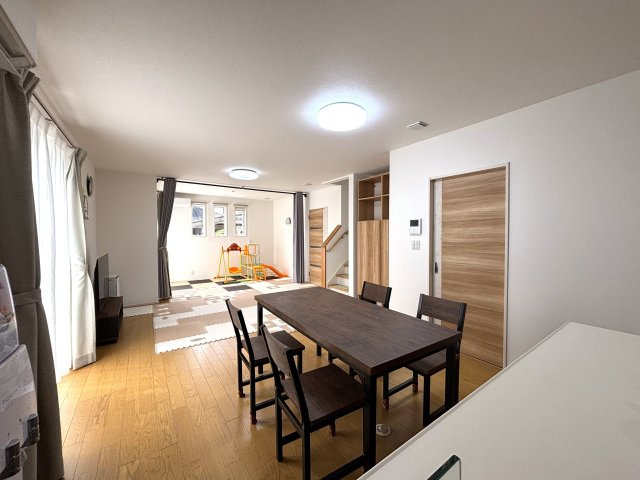 野田市五木新町　中古戸建　令和5年築の居間・リビング|リビング別角度での写真です。