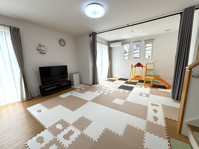 野田市五木新町　中古戸建　令和5年築の居間・リビング|30帖弱のゆとりあるリビング。子供の遊び場などに使用してもスペースにゆとりがあるので、ソファなども悠々配置する事が出来ます。日当りも良好で居心地の良いお部屋となっております。