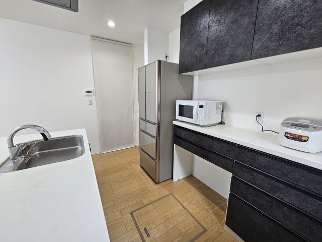 野田市五木新町　中古戸建　令和5年築のその他|収納場所には困らない仕様です。
背面に8箇所、キッチンには7箇所の収納場所があります。
また、床下収納が完備されております♪