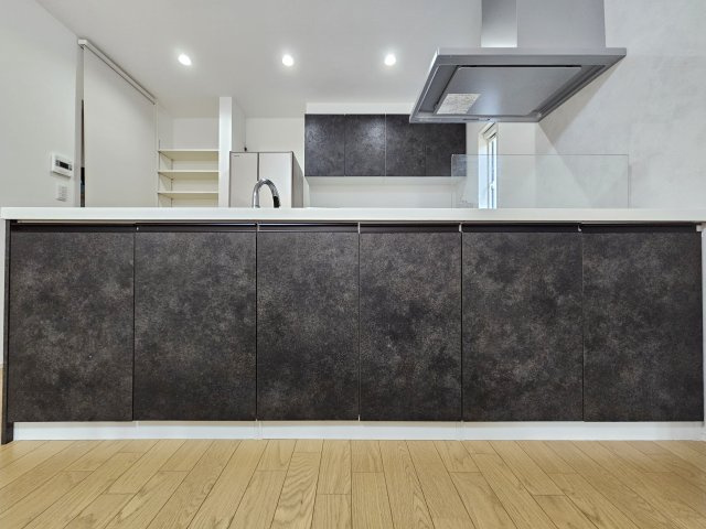 野田市五木新町　中古戸建　令和5年築のその他|キッチン別角度画像です。シックなデザインで落ち着きがあります。