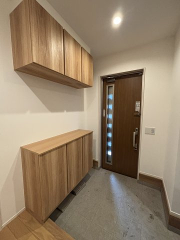 野田市五木新町　中古戸建　令和5年築の玄関|親子で並んで靴を履ける広さの玄関！飾り棚には、お気に入りのインテリアを飾れます(*´▽｀*)