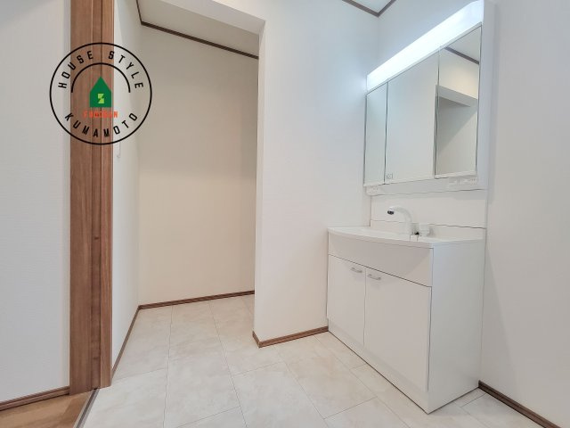 熊本市東区下江津1丁目第1-2棟（A号棟）の脱衣所|ゆとりの洗面スペースで朝の身支度もスムーズに。暮らしを快適に変えるシャワー付洗面台です！