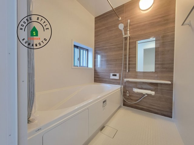 熊本市東区下江津1丁目第1-2棟（A号棟）の浴室|1日の疲れを癒してくれる広々バスルーム。雨の日のお洗濯にも大活躍な浴室乾燥機付です！
