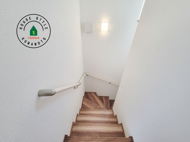 熊本市東区下江津1丁目第1-2棟（A号棟）の内装|＜手すり付階段＞手すりがないと階段の昇り降りで危険なことはもちろん、壁に手をつきながら歩くことで壁紙が汚れやすくなります。すべての方に快適に昇り降りしていただくため、手すりを設置しました。