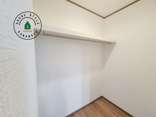 熊本市東区下江津1丁目第1-2棟（A号棟）の収納|洋服や大きな荷物が多い方や人数の多いご家族などは、一般的なクローゼットよりもウォークインクローゼットのほうが使い勝手が良いです。