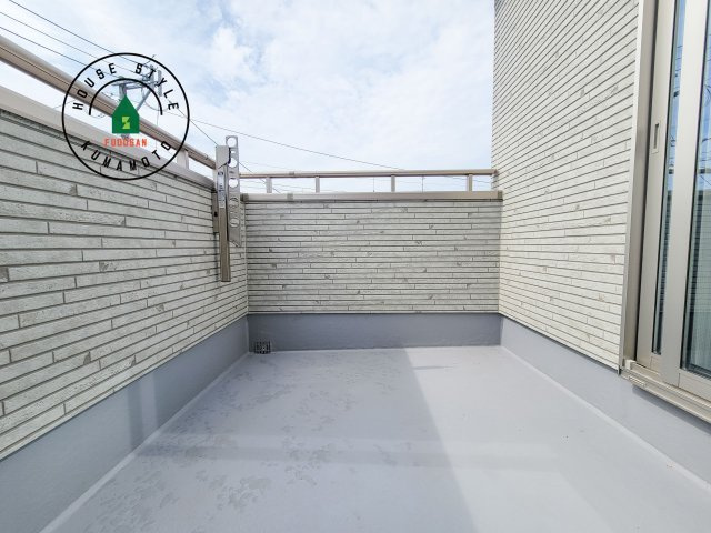 熊本市東区下江津1丁目第1-2棟（A号棟）のバルコニー|風をしっかりと感じられるバルコニーでは、毎日が洗濯日和です。広々としているので洗濯も楽しくなるでしょうし、気分転換にバルコニーからの眺めを楽しむのもいいでしょう。