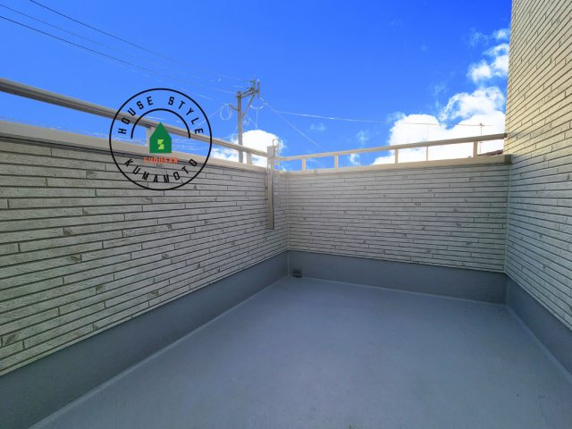 熊本市東区下江津1丁目第1-2棟（A号棟）のバルコニー|風をしっかりと感じられるバルコニーでは、毎日が洗濯日和です。広々としているので洗濯も楽しくなるでしょうし、気分転換にバルコニーからの眺めを楽しむのもいいでしょう。