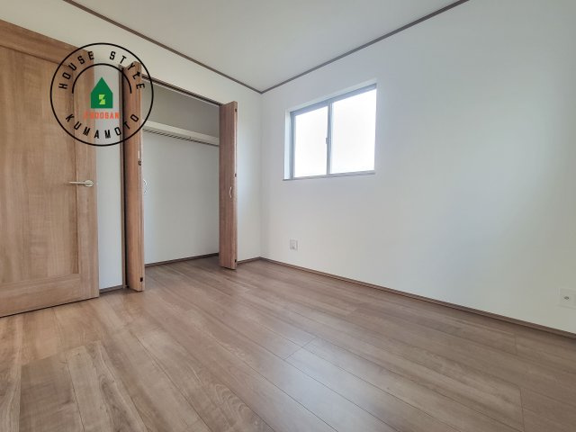 熊本市東区下江津1丁目第1-2棟（A号棟）の洋室|柔らかい陽光が差し込む明るいお部屋を演出する設計。彩光の取れる窓が気持ちの良いお部屋を創り上げます。