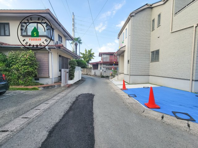 熊本市東区下江津1丁目第1-2棟（A号棟）の前面道路含む現地写真|前面道路は閑静な住宅地をはしる車通りの少ない道路。お車の出し入れが苦手なママや小さなお子様にも安心ですね。しっかり舗装もされているので、ベビーカーや自転車で通っても快適に通行できます。