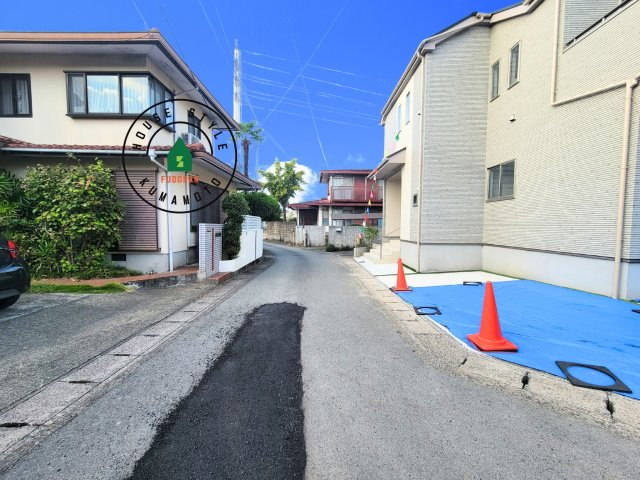 熊本市東区下江津1丁目第1-2棟（A号棟）の前面道路含む現地写真|前面道路は閑静な住宅地をはしる車通りの少ない道路。お車の出し入れが苦手なママや小さなお子様にも安心ですね。しっかり舗装もされているので、ベビーカーや自転車で通っても快適に通行できます。