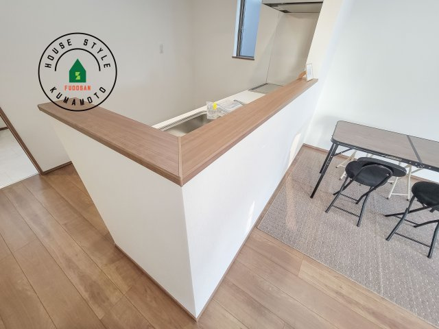 熊本市東区下江津1丁目第1-2棟（A号棟）のダイニング|キッチンから立ち込める香りが今日の料理を期待させます。