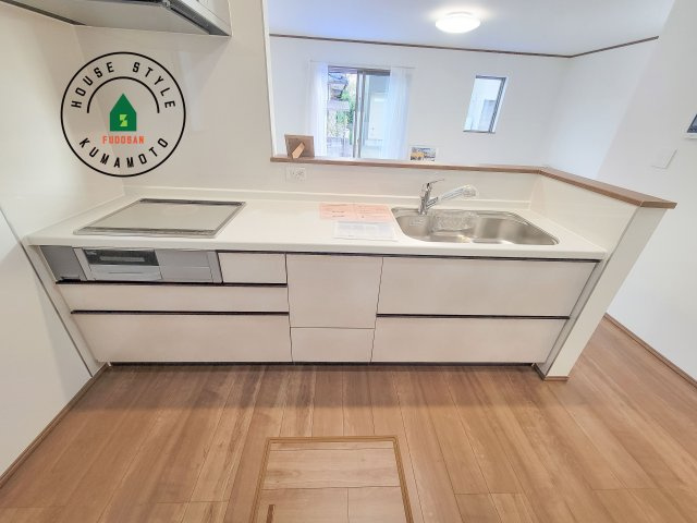 熊本市東区下江津1丁目第1-2棟（A号棟）のキッチン|ご家族を近くに感じられる対面キッチンのLDK。会話もはずみそうですね。