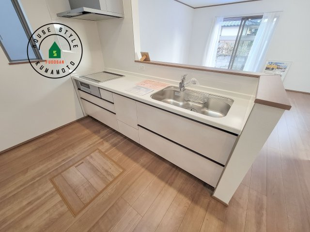 熊本市東区下江津1丁目第1-2棟（A号棟）のキッチン|明るいキッチン作業スペースを多くとりました。ご夫婦でキッチンに立っても調理がしやすい広さです。食器類もすっきりと片付く収納は魅力的です。