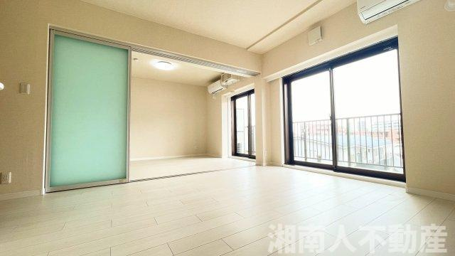 アエラス辻堂ウエストウイングの居間・リビング|こちらの居間で趣味の時間をお楽しみください