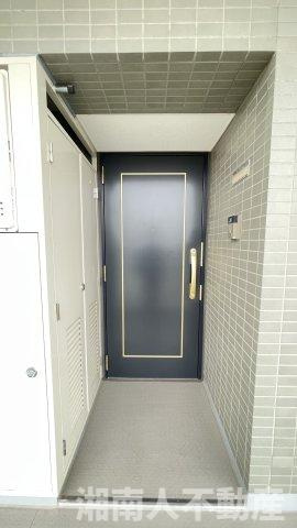 アエラス辻堂ウエストウイングの玄関|収納もある玄関です