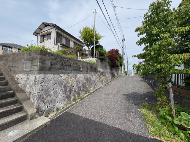 神戸市北区泉台1丁目土地の前面道路含む現地写真