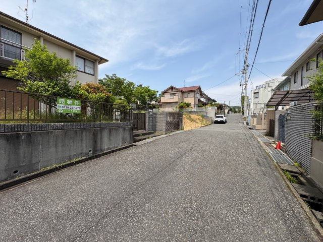 神戸市西区月が丘4丁目土地の前面道路含む現地写真