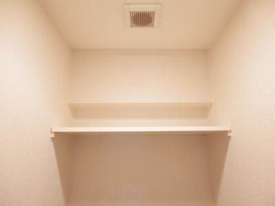 リーガル京都河原町Ⅲの内装|トイレ上部棚