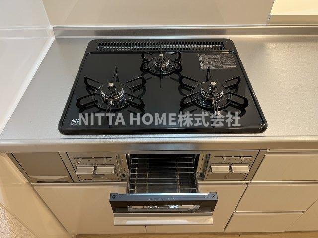 クレール丹波Ⅱのキッチン|３口コンロで料理のしやすい設備です＊