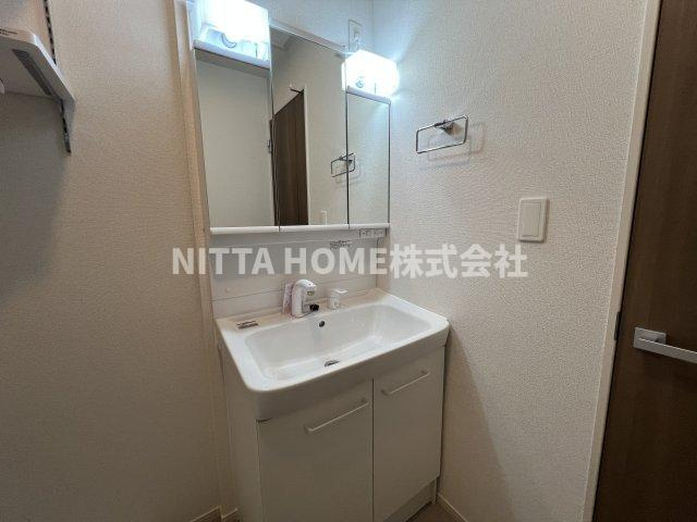 クレール丹波Ⅱの洗面所|大きな鏡の独立洗髪洗面台です◇