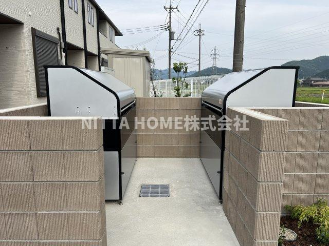 クレール丹波Ⅱのエントランス|敷地内にゴミ捨て場があります◇