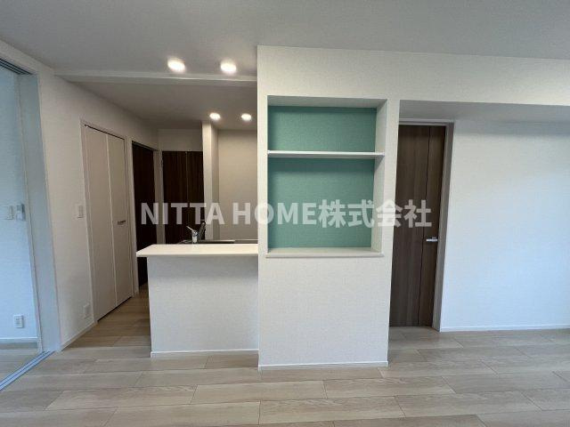 クレール丹波Ⅱの居間・リビング|リビングルームです＊収納棚がついています◎